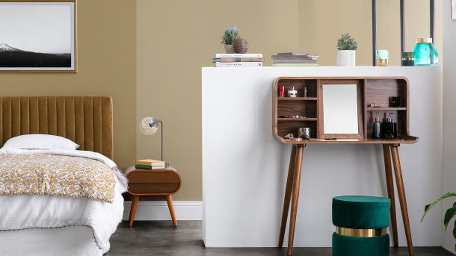 Une coiffeuse en bois foncé