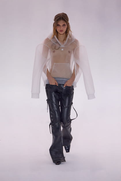 Sweatshirt transparent et pantalon en cuir noir aperçus sur le défilé Courrèges