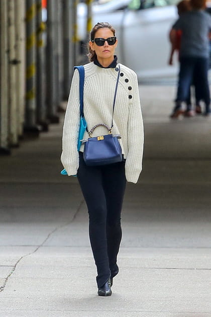 Katie Holmes en pull boutonn&eacute; et sac &agrave; main bleu Fendi