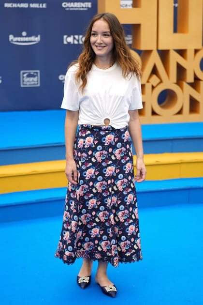 Anaïs Demoustier en jupe imprimée et top blanc