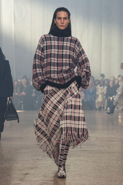 Jupe frang&eacute;e et pull &agrave; carreaux aper&ccedil;us sur le d&eacute;fil&eacute; Helmut Lang