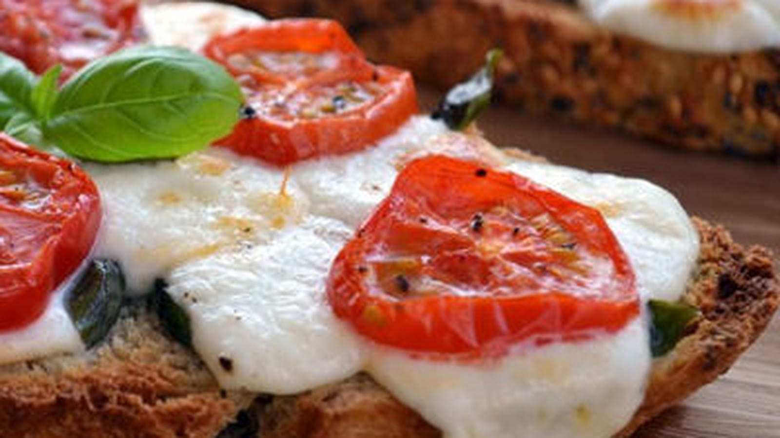 Bruschettas à la mozzarella, tomates cerise et basilic