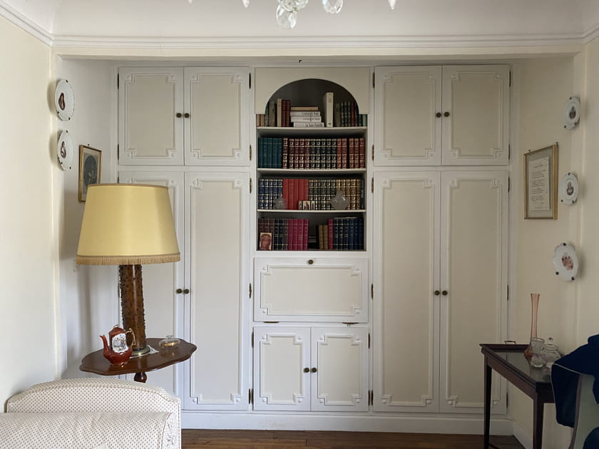 Avant&nbsp;: un salon avec des meubles d&eacute;mod&eacute;s