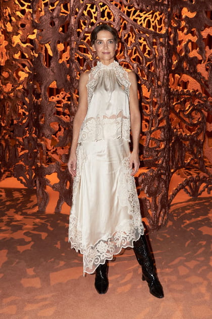 Katie Holmes en robe &agrave; cut out et dentelle blanche