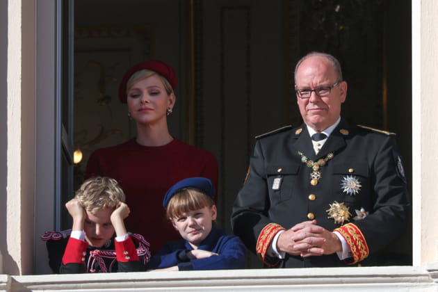 Jacques de Monaco s'ennuie royalement avec ses parents au balcon du palais