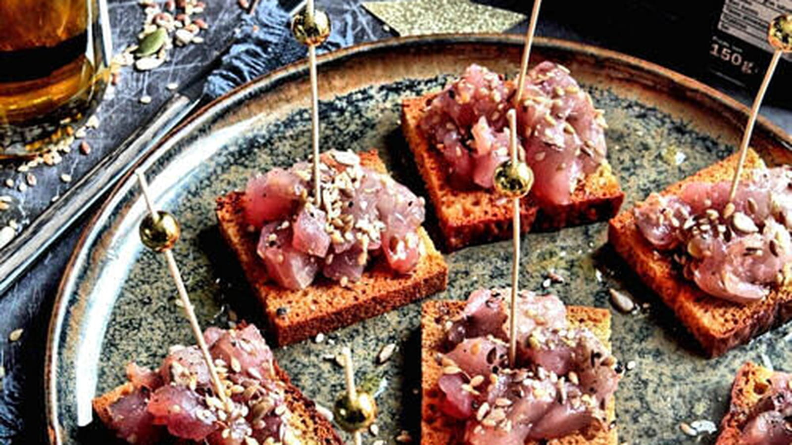 Canapés de pain d'épices au thon cru