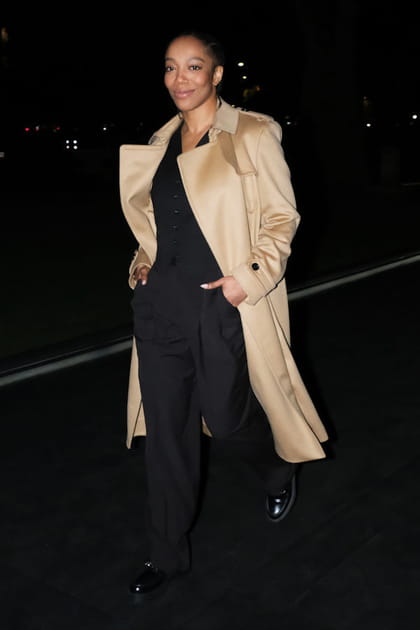 Naomi Ackie en trench et veston noir au d&eacute;fil&eacute; Burberry