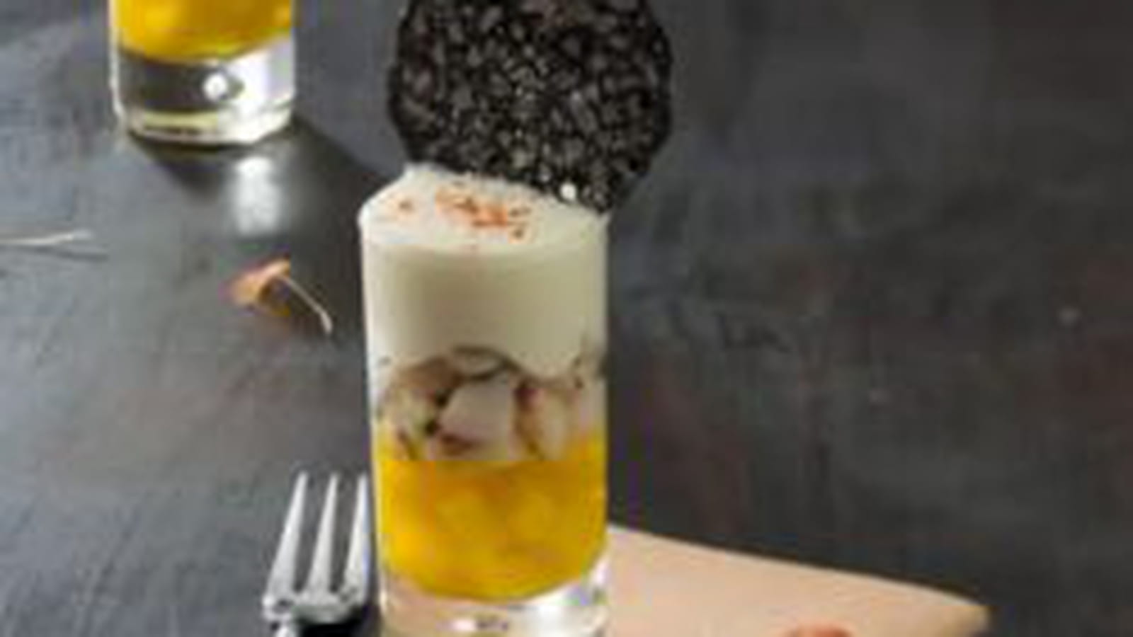 Verrine de mousseline de pommes de terre Pompadour, tartare de St Jacques et gelée safranée