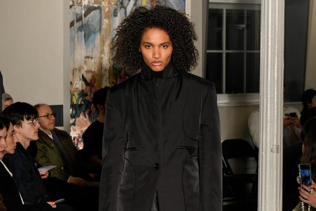 Blazer et pantalon en cuir noir aper&ccedil;us sur le d&eacute;fil&eacute; A--Company