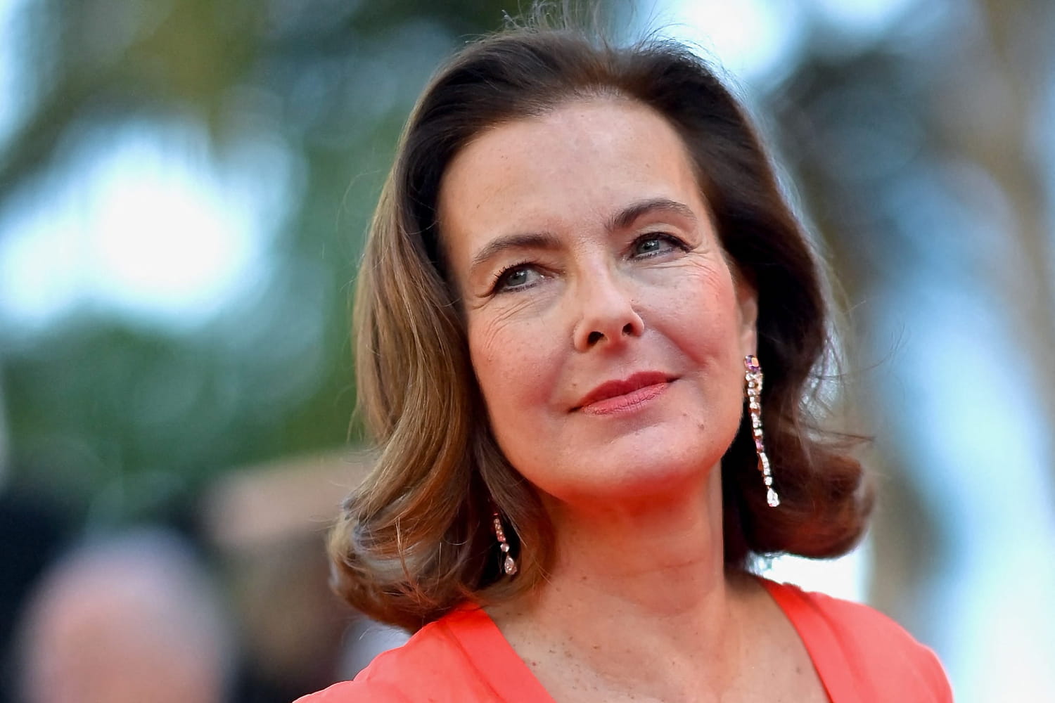 For years, Carole Bouquet has been betting on this ideal dress detail after 50 years
