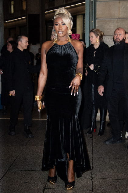 Aya Nakamura en robe asym&eacute;trique en velours noir