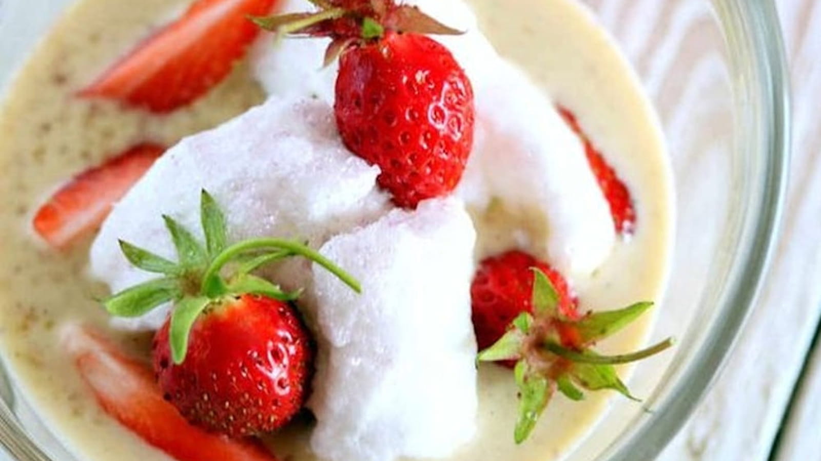 Crème anglaise végétale aux fraises façon île flottante