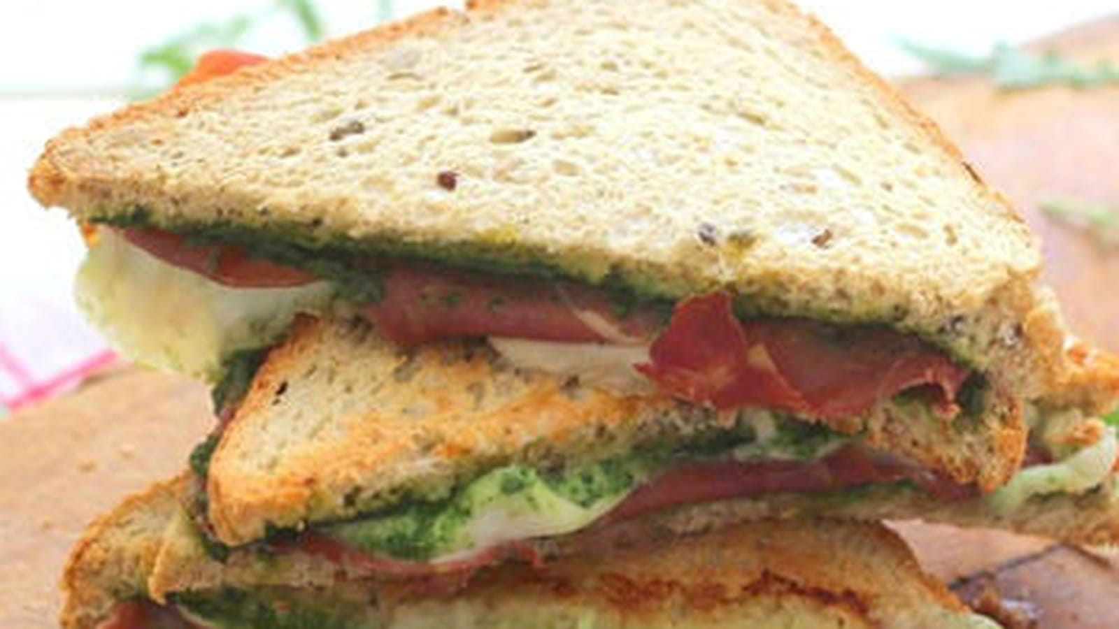 Croque-monsieur au four au jambon de parme, mozzarella et pesto de roquette