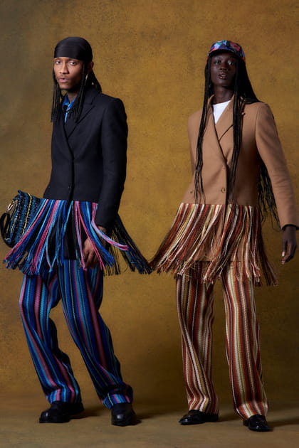 Costumes crois&eacute;s multicolores &agrave; franges aper&ccedil;us dans la collection Benjamin Benmoyal