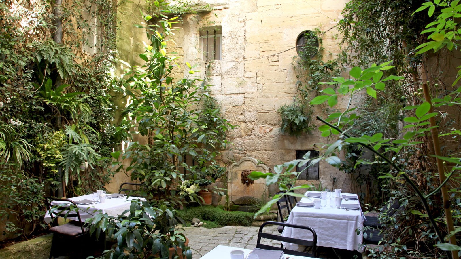 Cour à la fontaine
