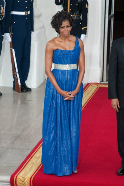 Michelle Obama en robe bleue asym&eacute;trique Peter Soronen