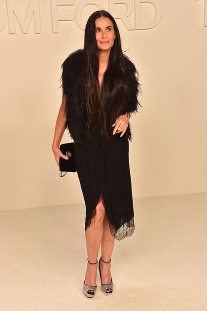 Demi Moore en robe noire à dentelles et à plumes