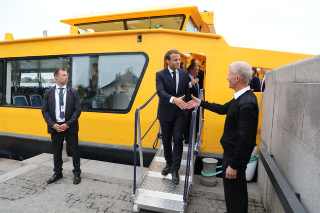Le pr&eacute;sident Macron joue les marins d'eau douce