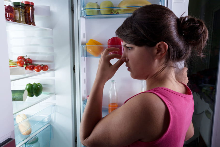 Comment chasser les mauvaises odeurs du frigo ?