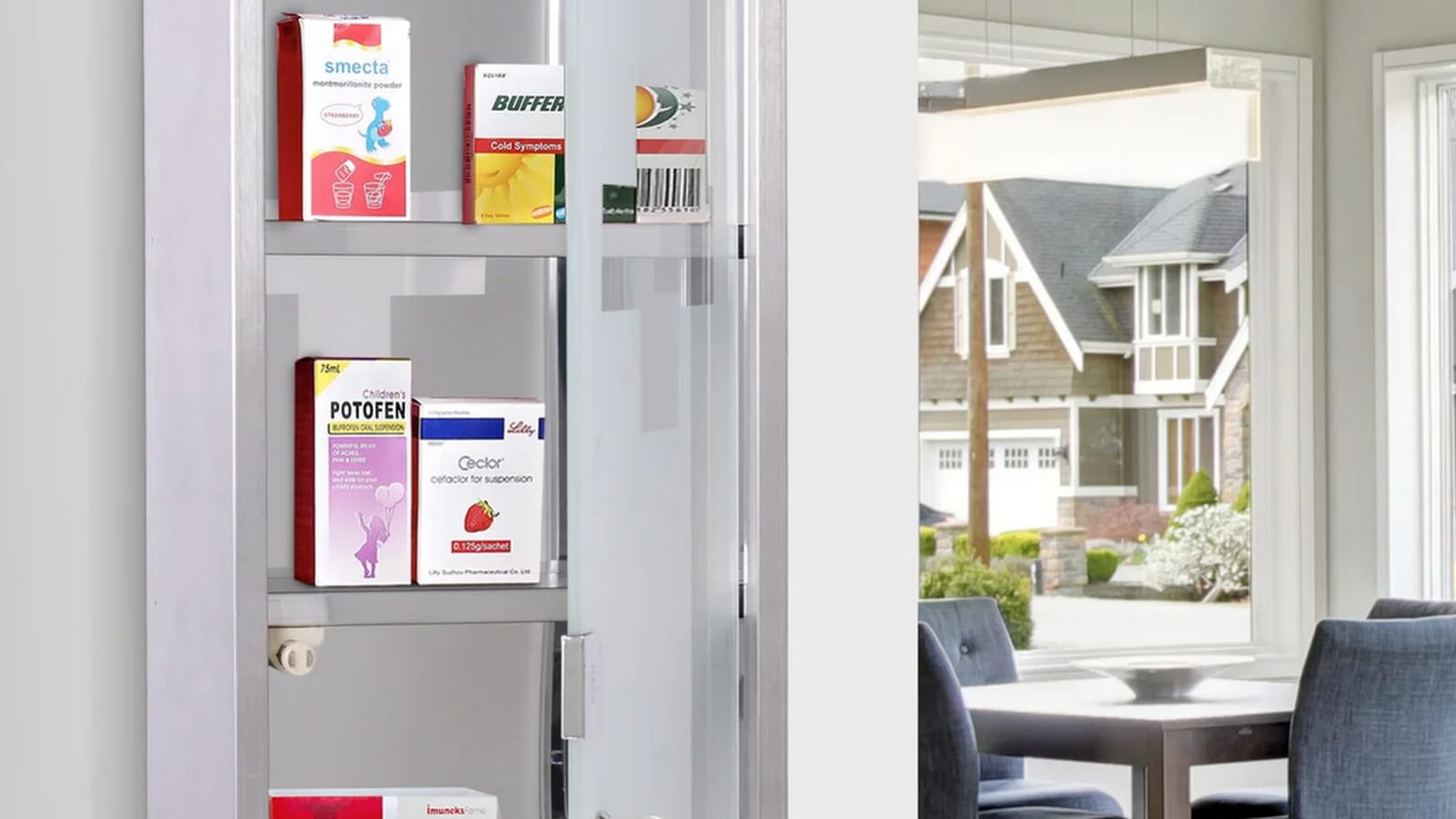 Une armoire à pharmacie avec clé