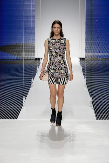 D&eacute;fil&eacute; Cruise 2015 : la robe imprim&eacute;e et brod&eacute;e sur jupe en soie ray&eacute;e