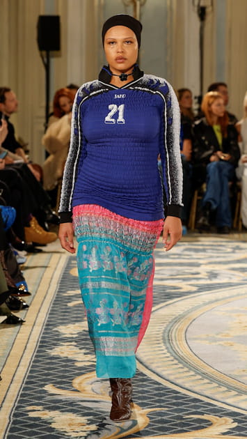 Jupe imprim&eacute;e et top bleu de sport aper&ccedil;us sur le d&eacute;fil&eacute; Conner Ives