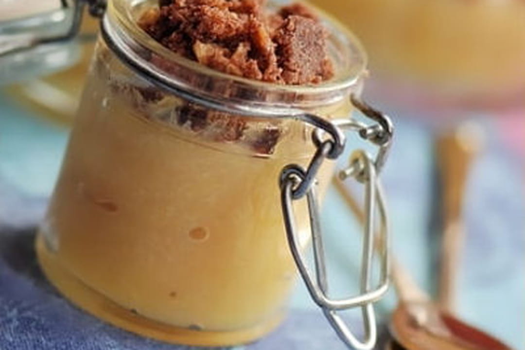 Compote bananes, ananas sous crumble cacao
