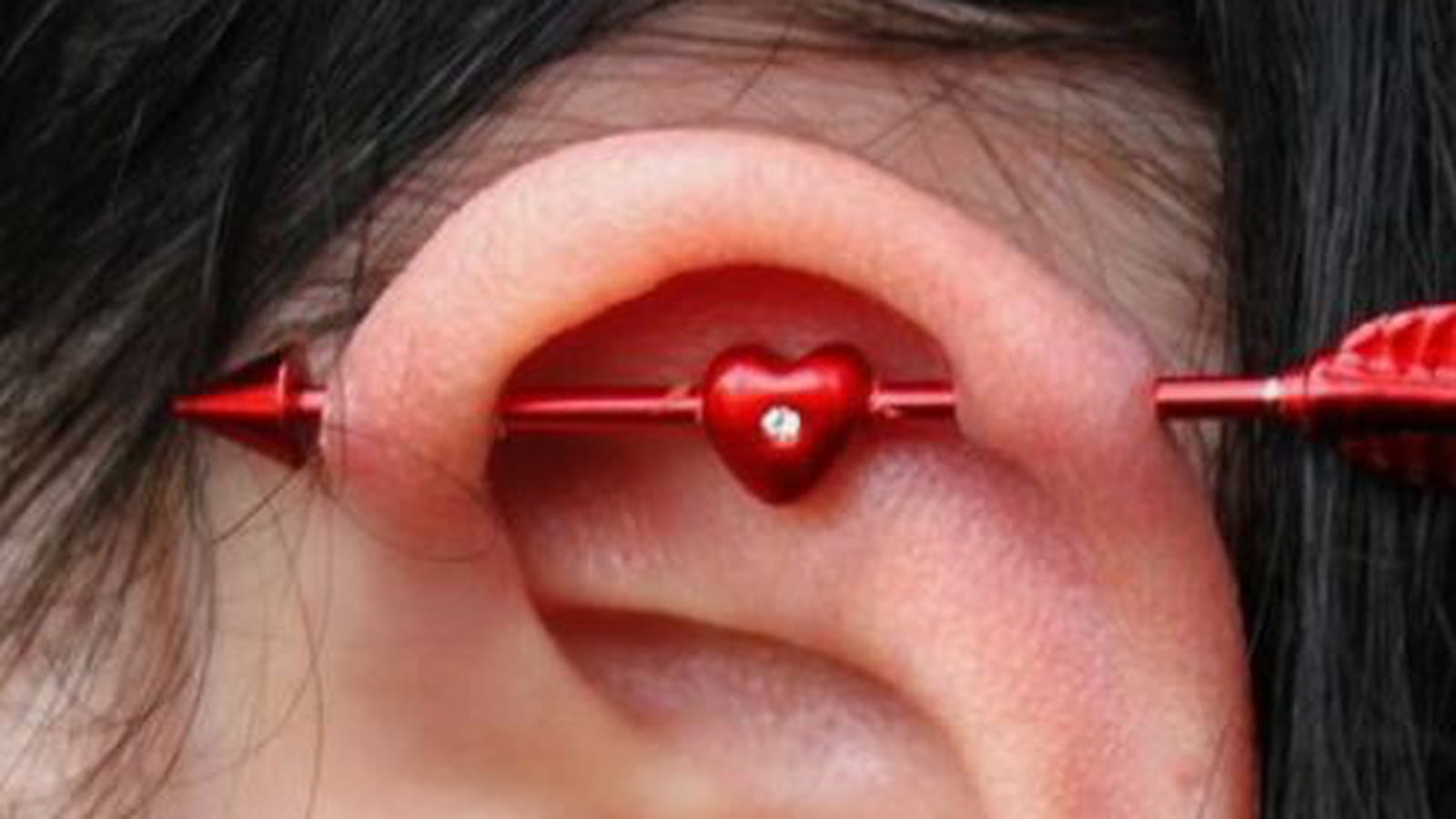 La flèche de Cupidon au piercing indistriel