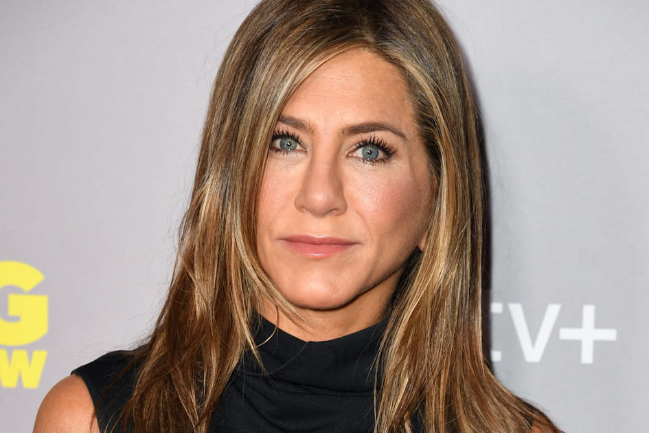 Les cheveux mi-longs lisses de Jennifer Aniston