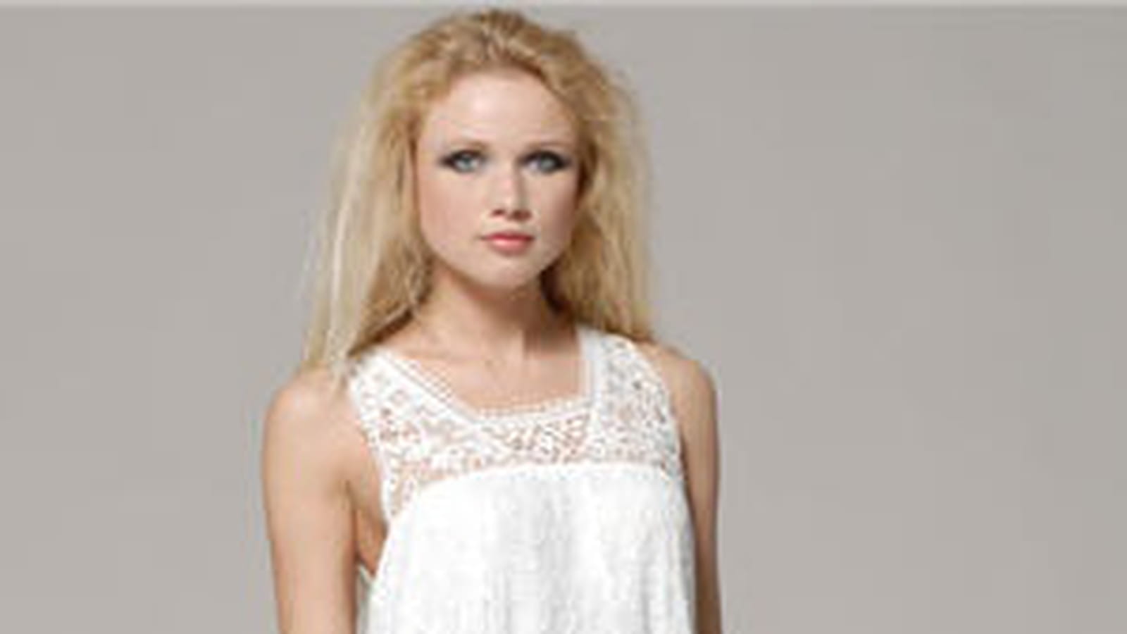 Robe dentelle de Miss June