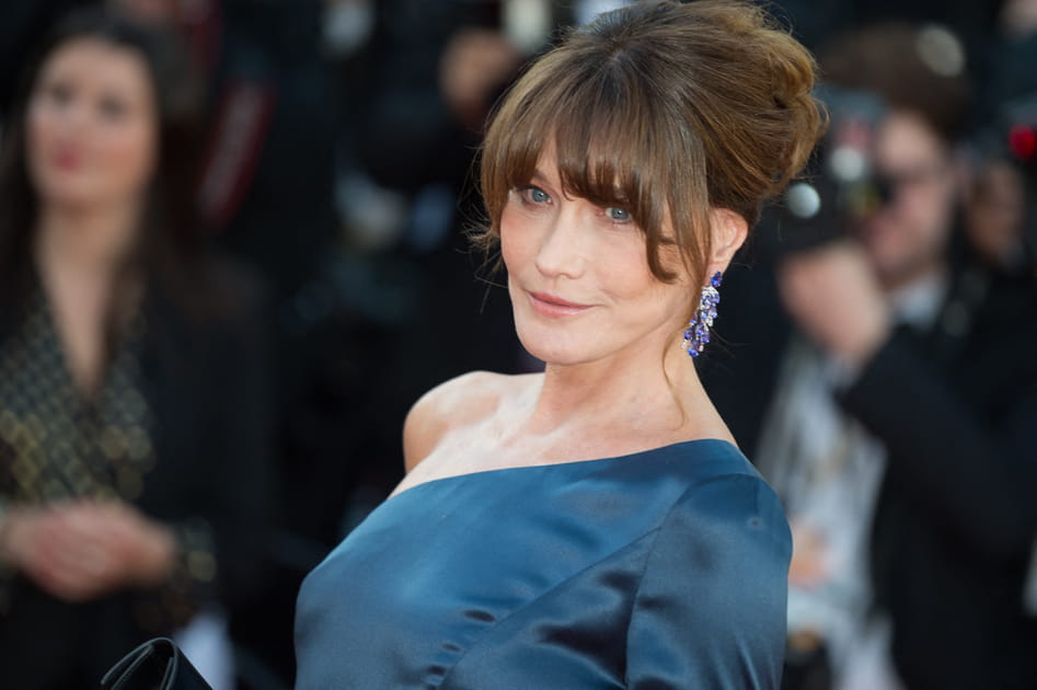 Carla Bruni, sophistiqu&eacute;e avec son chignon banane