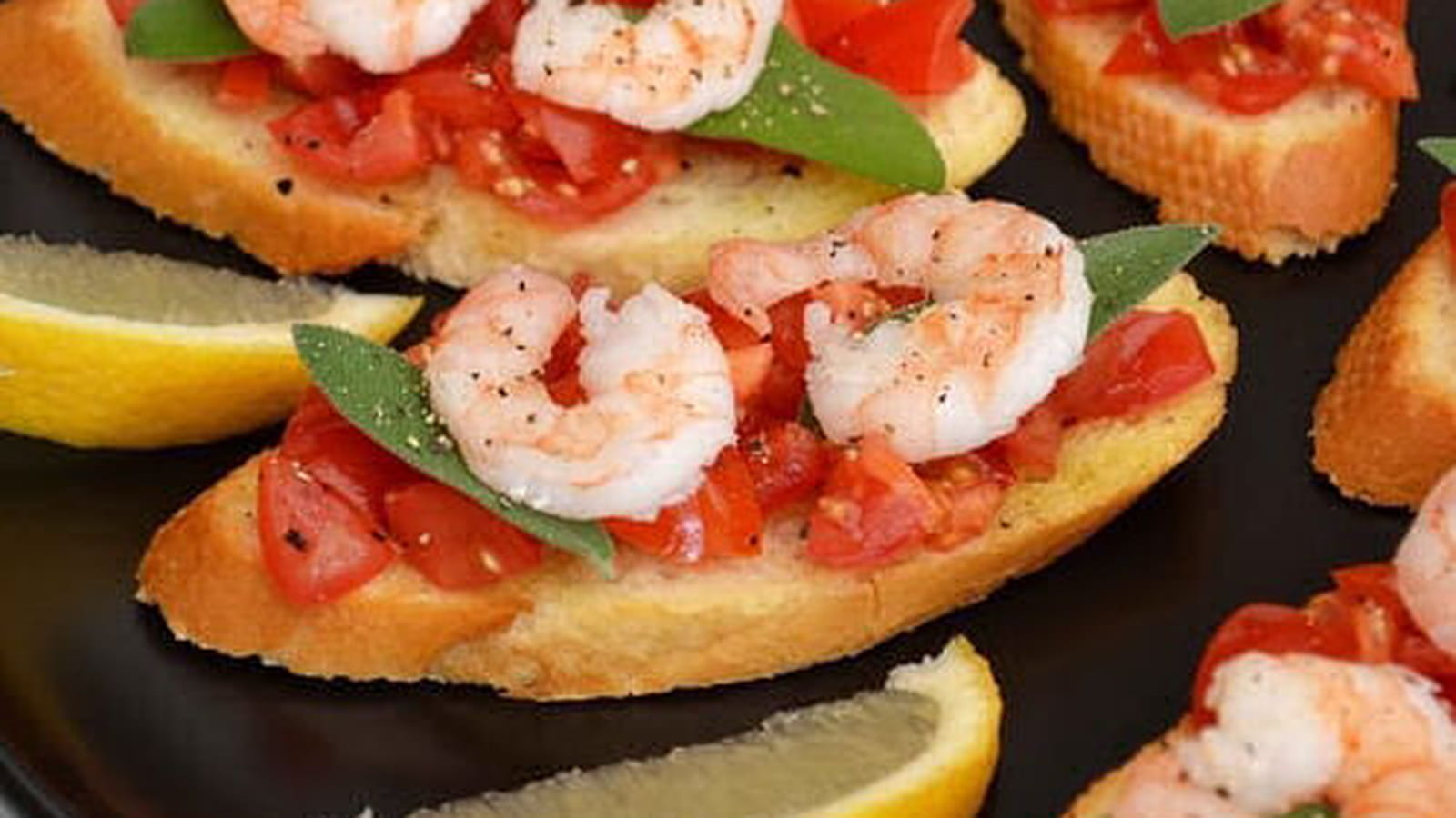 Tapas aux crevettes, tomates cerise et sauge