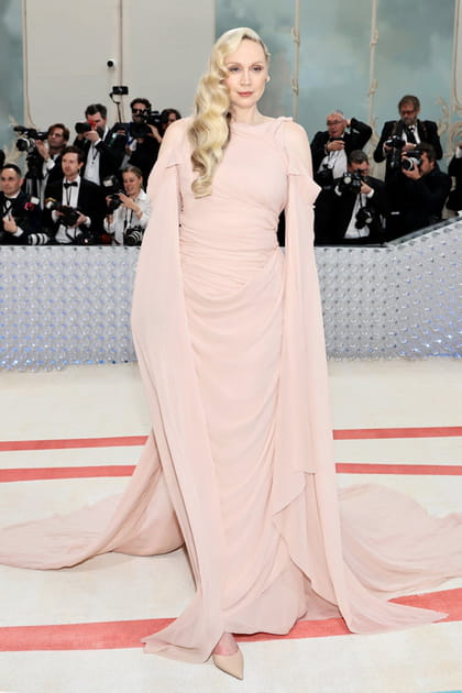 Gwendoline Christie en robe rose poudr&eacute; Fendi Couture