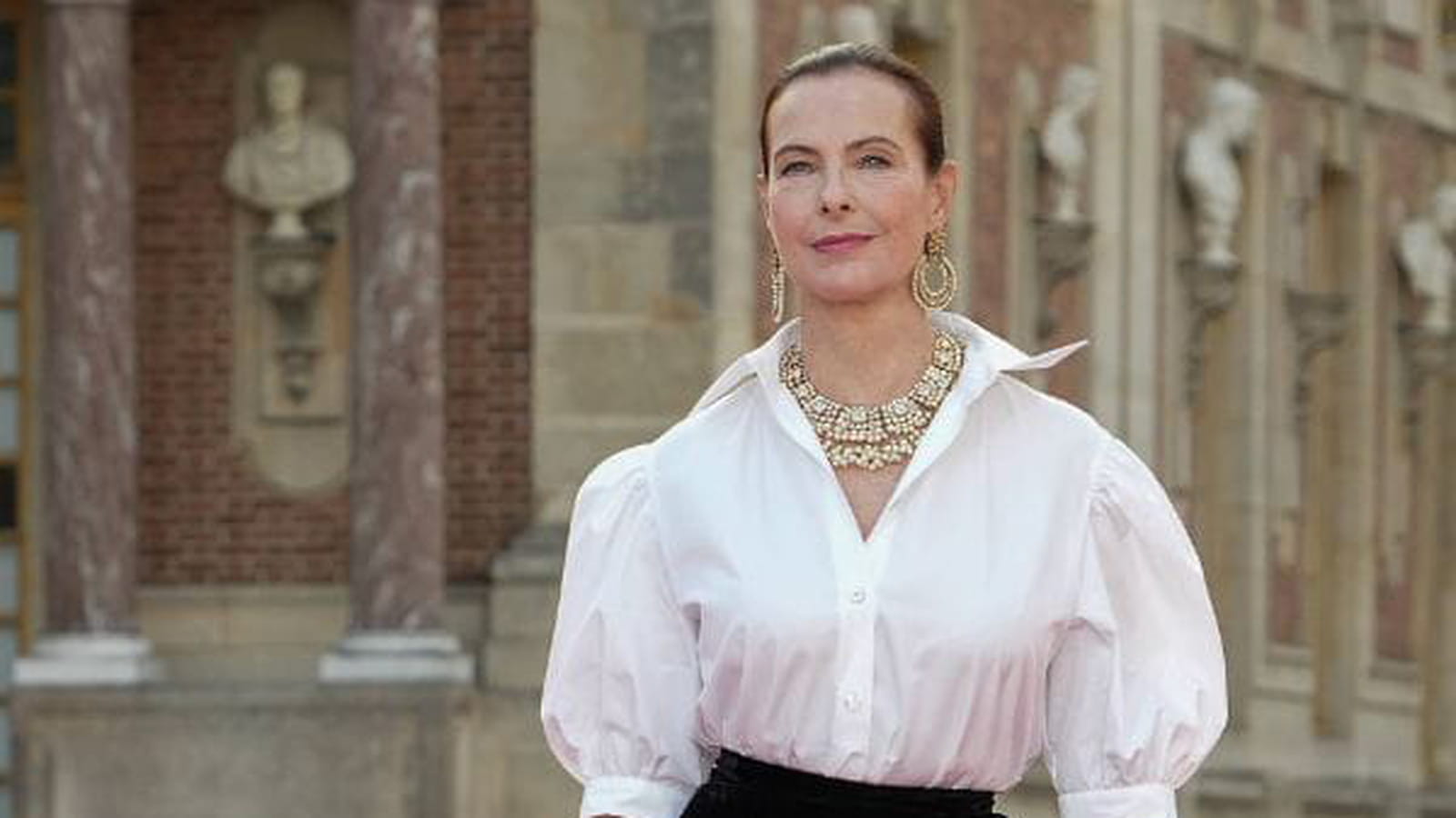 Ces 33 looks rappellent que Carole Bouquet est une véritable référence de l'élégance à la française