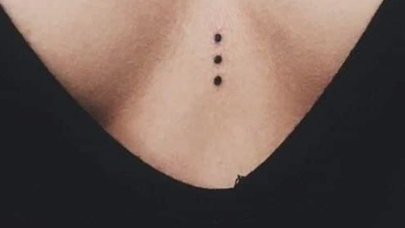 Trois points entre les seins