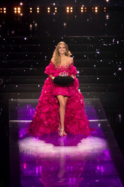 Amandine Petit en robe rose à traîne