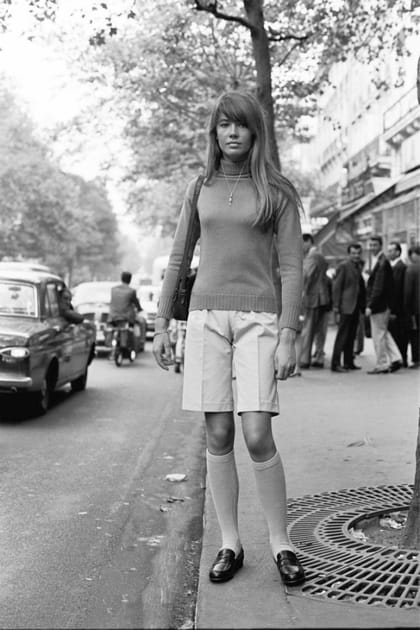 Françoise Hardy en pull, bermuda et chaussettes montantes