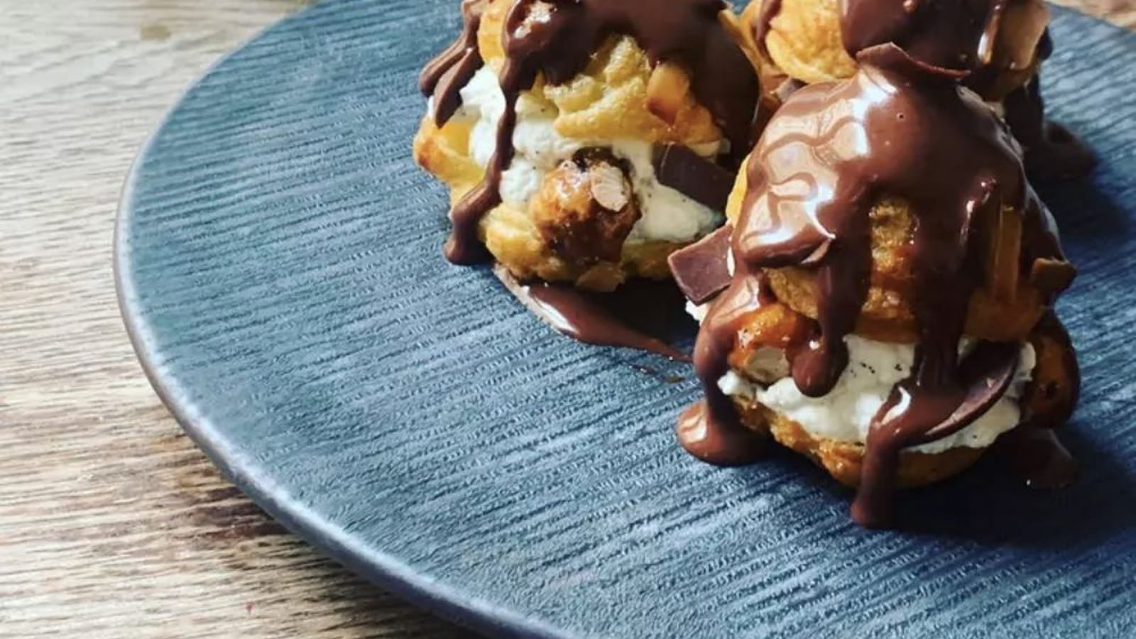 Profiteroles au chocolat noir et noisettes caramélisées d'Amandine Chaignot