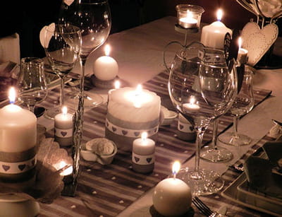 la table illuminée par les bougies