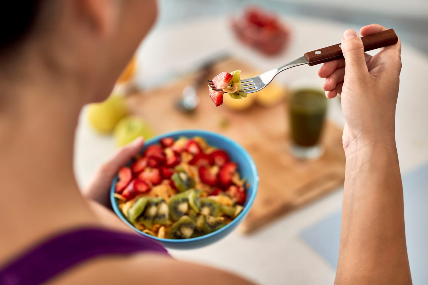 The amount of fruits never exceed, otherwise they make the liver fat, according to doctors
