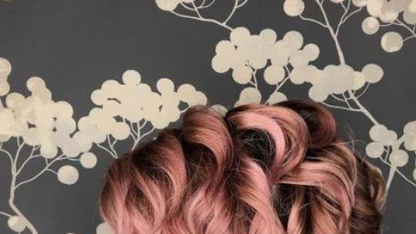 Coupe courte bouclée rose gold