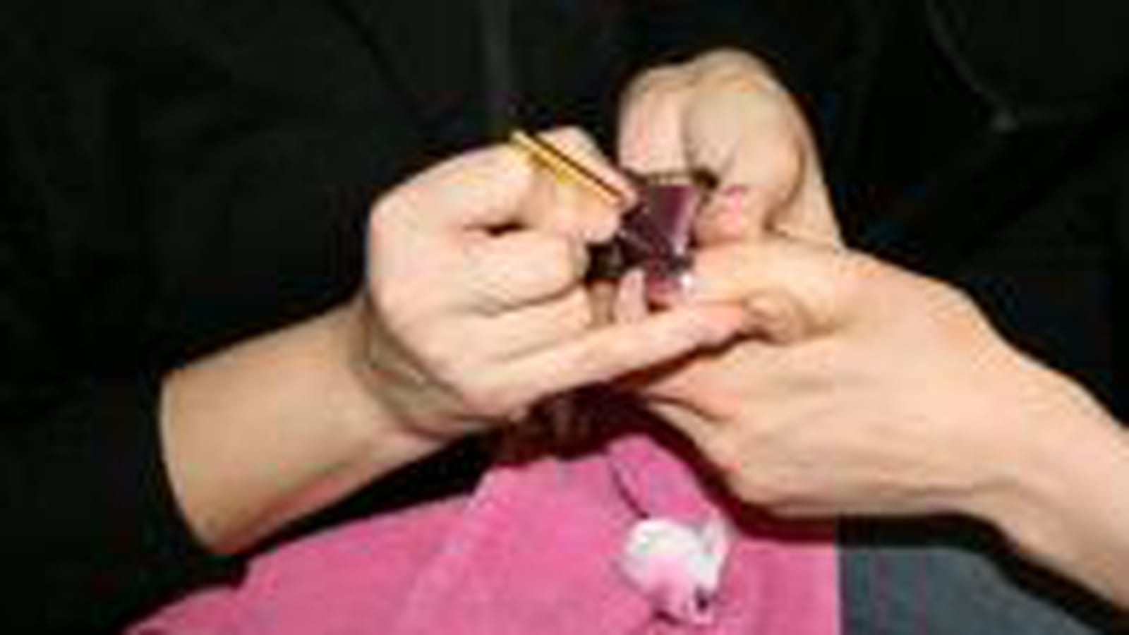 Maquillage : pose du vernis