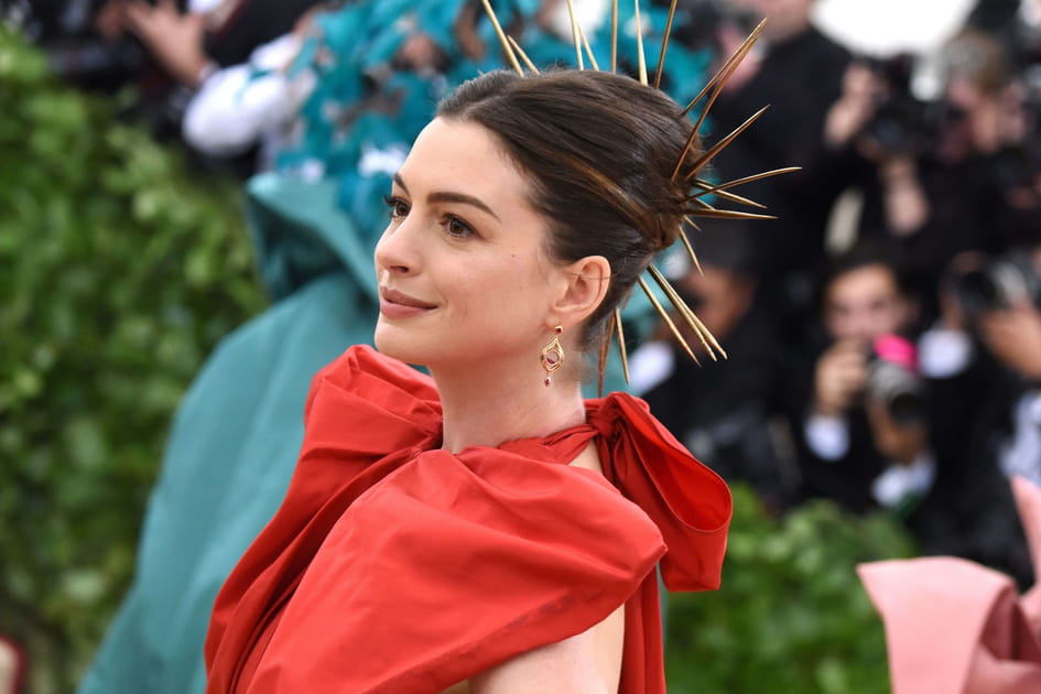 Le chignon banane accessoiris&eacute; d'Anne Hathaway