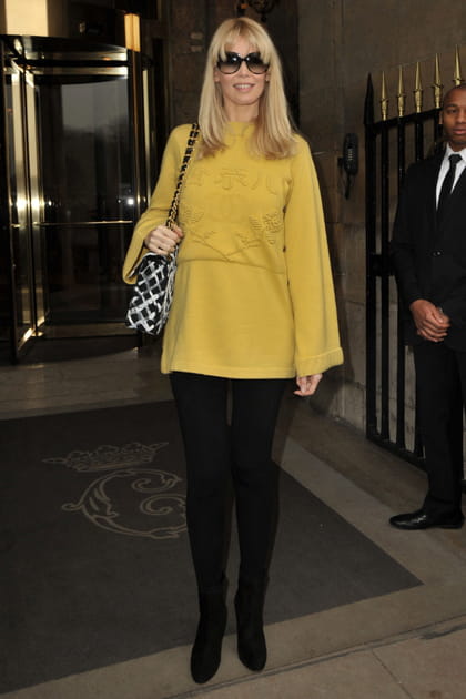 Claudia Schiffer en robe courte moutarde