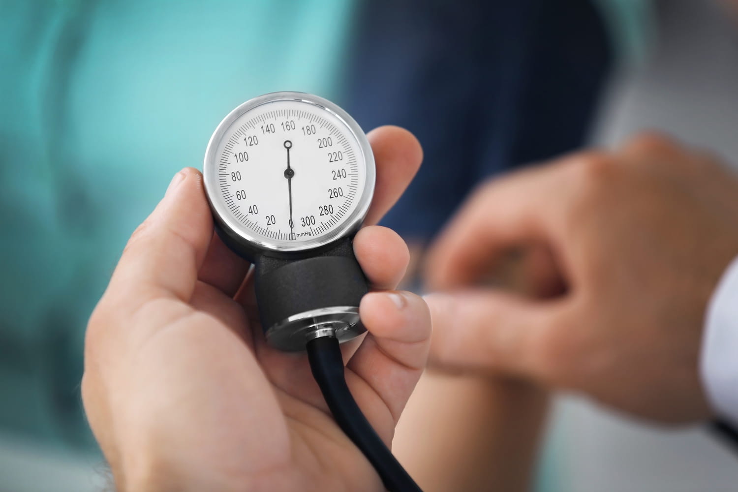 Les médecins préviennent : une tension élevée favorise la démence, le chiffre à ne pas dépasser