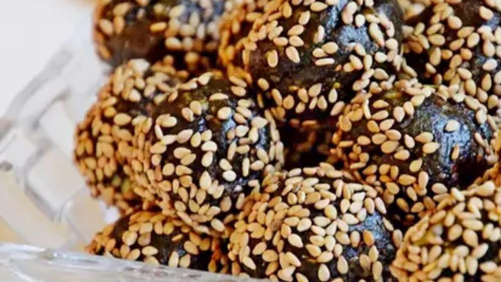 Boule d'énergie vegan aux pruneaux, goji, chia, gingembre et spiruline
