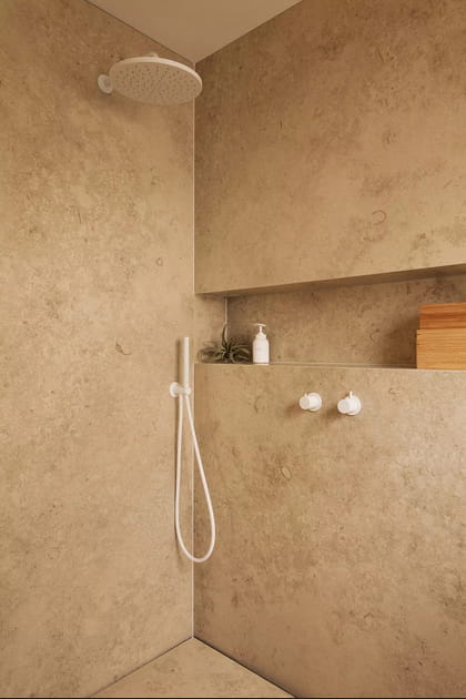 Une douche &agrave; l'italienne avec une niche aussi pratique qu'esth&eacute;tique