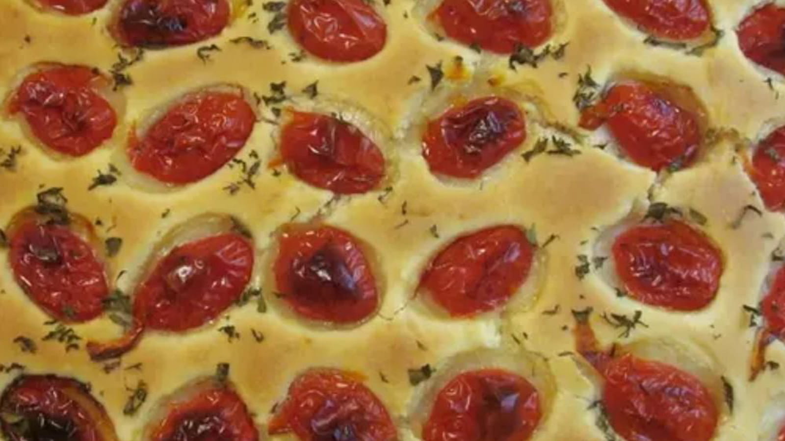 Focaccia des Pouilles aux tomates cerises et à l'origan