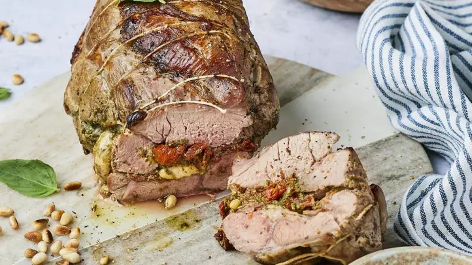 Rôti de gigot d’agneau farci au pesto, tomates confites et mozzarella