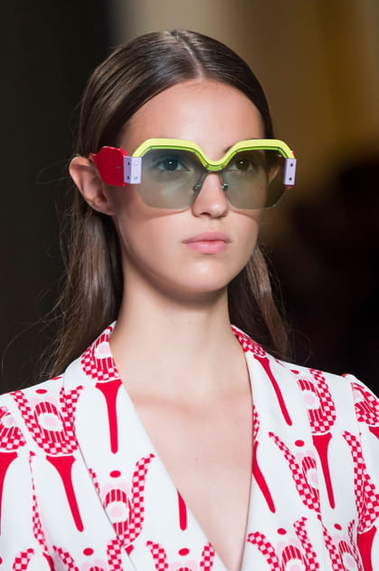 Les lunettes de soleil g&eacute;om&eacute;triques du d&eacute;fil&eacute; Miu Miu